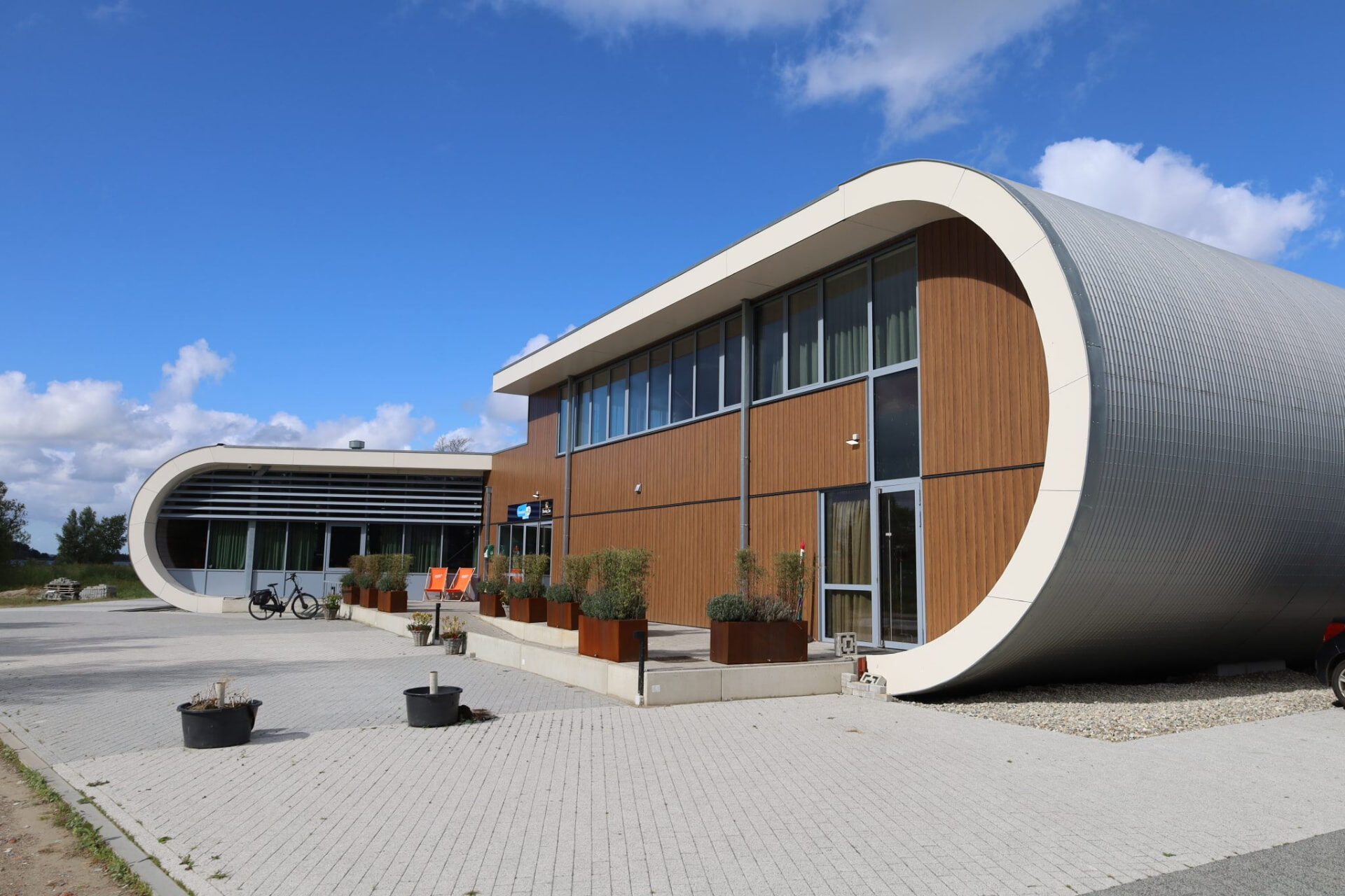 Het gebouw van Kaap Steendam aan het Schildmeer