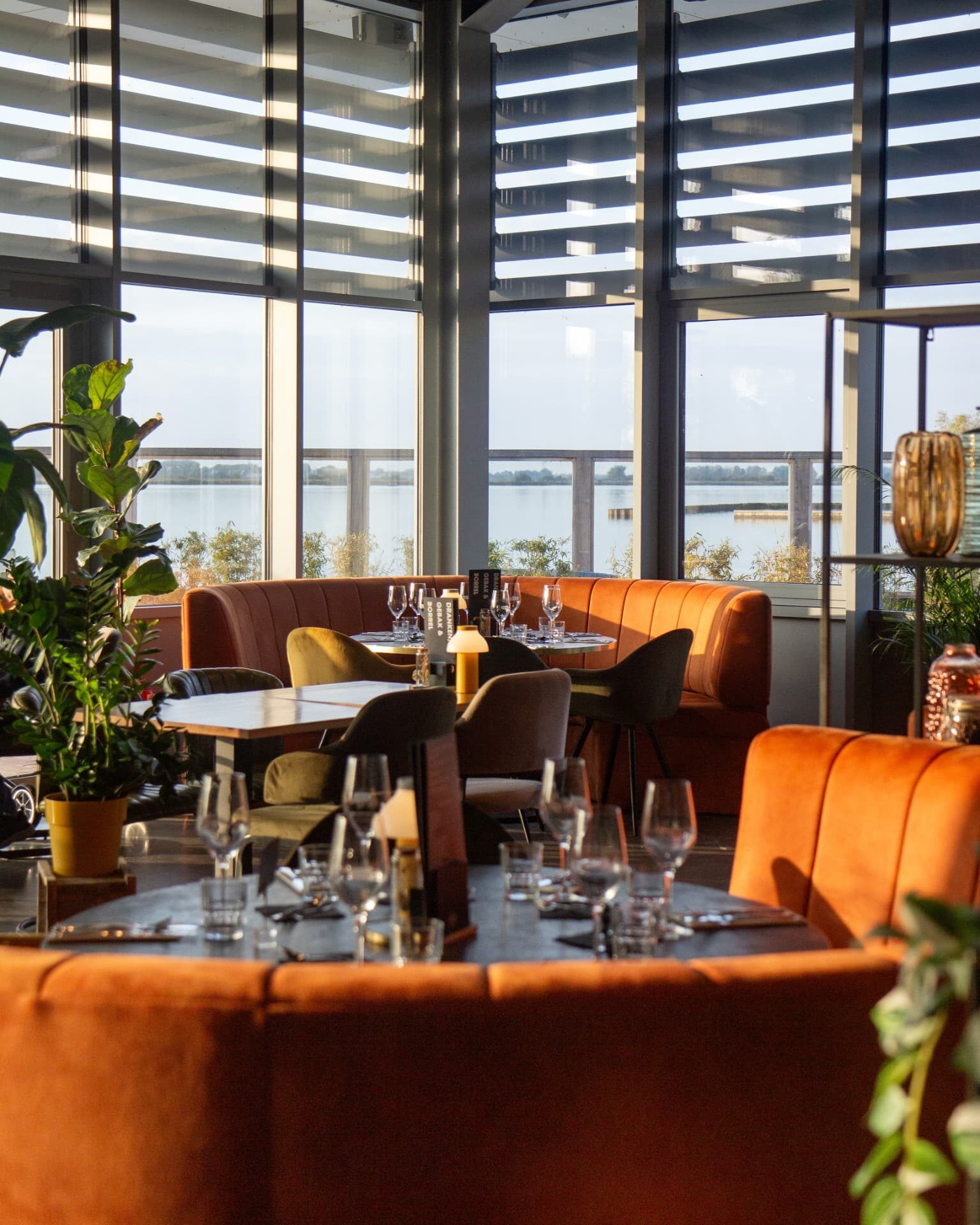 Restaurant van Kaap Steendam met uitzicht over het water