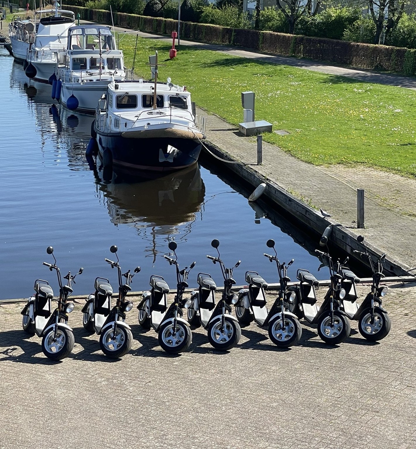 Vloot e-choppers opgesteld langs de kade voor een groepsuitje
